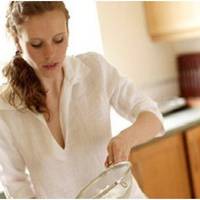 Після весілля сина Василь зробився турботливим батьком: «Збери гостинці, відвезу дітям в місто» – частенько говорив він дружині. Він збирав варення і соління і віз їх в місто.