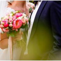 На своє весілля син нас не покликав, просто прислав нам весільні фотографії. Весілля і справді було невеликим, але ж батьки нареченої там були. Очевидно – син нас соромиться.