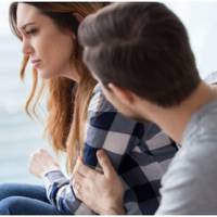 Я прибирала вдома і знайшла під ліжком золоту сережку. Хоч чоловік і клявся, що він тут ні до чого, я з ним розлучилася. Але через тиждень до мене прийшов свекор і розповів мені правду