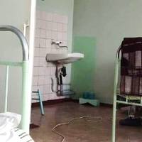 “…У мене медсестра попросила шприц, так як в сусідній палаті лежала бабуся, і вона їй 5 днів одним шприцем колола ліки, поки не погнулися голка…”