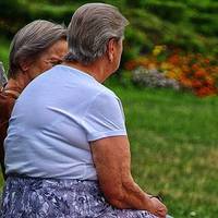 Мій чоловік вже немолодий збирається їхати на заробітки. Я вже зраділа, що гарні гроші привезе, а він: «Як хочеш, але збирайся зі мною, сам я не поїду. Ми з тобою всі 35 років нерозлучні, я без тебе