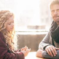 Коханка теж зажурилася, вона зовсім не очікувала такого повороту, няньчитися з чужими дітьми не входило в її плани.