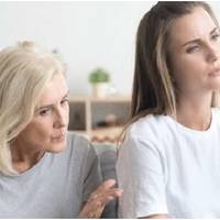 Свекруха пообіцяла, що відразу після нашого переїзду, вона оформить квартиру на мого чоловіка, щоб ми були впевнені, що житло наше. Але я відмовилася від її пропозиції.