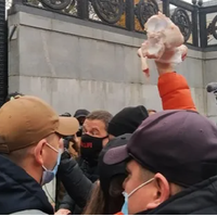 Медики принесли кістки під Кабмін і влаштували масштабну акцію