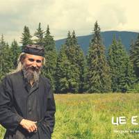 Дід у двох правих черевиках, сказав, що мій син дуже хворіє в армії