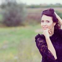 У свекрухи був день народження. Вона нас запросила і ми пішли до неї: – Мамо, ну ти ж знаєш, у нас діти, все дорого зараз, ось тобі дрібничка за 100 гривень на день народження, і на цьому все, – мови