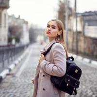 Випадково дізналася, що дружина сина йому зраджує. Побачила, як вона з чоловіком виходила з ресторану. Перед тим, як вони сіли в таксі, вони зовсім не по дружньому прощалися.