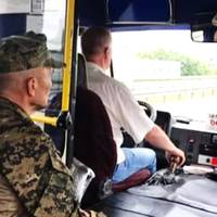 Маршрутка Бердичів — Київ. Коли до столиці залишалось 10 км, автобус зупинив чоловік у військовій формі.
