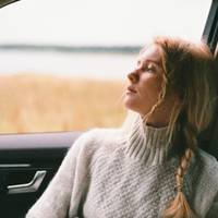 Лариса викручувалася, як могла: купувала дві блузки замість однієї, другу віддаючи сестрі. Продукти закуповувала в подвійній кількості і чесно відвозила половину мамі.