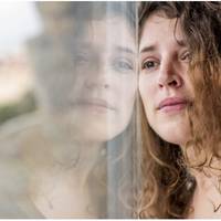 Зіна, зовиця, зі своїм чоловіком жила погано, в кінці кінців вона його просто вигнала. Свекруха ж, вважала, що розлучення – це страшний гріх, тому влаштувала дочці нестерпні умови життя.