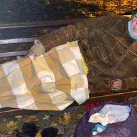 Люди добрі!  Це кошмар! Щойно прогулюючись парком , думала якийсь бомж спить, а на лавці лежить жінка!