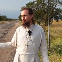 Священик РПЦ показав всьому Світу як помuрає Крим під окупацією Росії. «Пабpатіми» вже обізвали його зрадником (ВІДЕО)