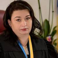 От як зрозуміти цих людей? Як??? При зарплаті в 1,3 млн цю пані ловлять на хабарі в 3000