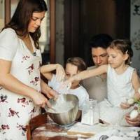 Моя рідна сестра дуже гарна жінка. Вона чомусь захотіла вийти заміж за свого начальника. Сестру не зупинив навіть той факт, що він вже був одружений і у нього було двоє дітей.