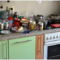 Моя невістка не любить чистоту. Вчора ввечері вона готувала собі на плиті пельмені. І пішла в кімнату. Я чую – вода тікає, всю плиту пельменним жиром залило.