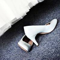 Якось ми сиділи на дачі з родиною, смажили шашлики, син, несподівано, прийшов з дівчиною. Ось тоді я вперше побачила свою невістку. Ми всі переглядалися: не розуміли, як можна покохати таку.