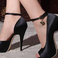 Я купила собі красиві дорогі туфлі, про які давно мріяла. Прибрала їх в шафу для особливих випадках. Головне, я не збиралася розповідати Зіньці про покупку, тому-що знала, що вона знову почне клянчити