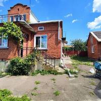 Ми з чоловіком виростили трьох дітей. У них зараз свої сім’ї. За своє життя ми побудували великий будинок, а живемо в ньому самі. Син збирає гроші на квартиру.