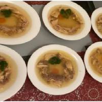 Желатин ніколи не додавала, і не додаю. Холодець за цим рецептом – застигає чудово. У всі свята на столі у мене має бути смачнезний холодець