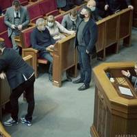 Блогер : Арахамія, в кросівках, стоячи ж*пoй до трибуни, де виступає жінка.. Це все, що треба знати про культуру лідера монобільшості.