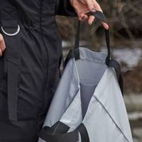 Щодня, коли я повертався з роботи, на мене чекала гаряча смачна вечеря. Я їв і швидко лягав спати, а вранці, поснідавши, тікав з дому, щоб нічого не допомагати Людмилі.