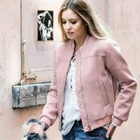 На порозі стояла яскраво нафарбована дівчина в дуже короткій спідниці і, нахабно посміхаючись, заявила, що вона коханка мого чоловіка. Я трохи швабру з рук не впустила.