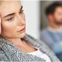 Після виписки мене забрали батьки, адже я хотіла зробити чоловікові сюрприз. Я така щаслива зайшла з дитиною на руках в нашу квартиру, а там чоловік був не один.