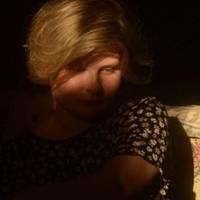 У шлюбі ми жили, як всі люди. Але часто чоловік міг зробити мені зауваження з приводу мого зовнішнього вигляду. Коли ми збиралися в гості або запрошували до себе друзів, він міг сказати мені, що я по