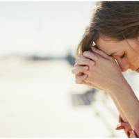 Повернулася я додому з Італії через п’ять років, нікого не попередила, вирішила зробити сюрприз. Будинок наш дійсно змінився, з’явилася прибудова, широка тераса, у дворі машина стоїть.