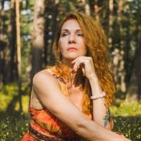 Однієї п’ятниці я прийшла додому раніше і почула знайомий голос із вітальні: “Мені потрібно, щоб ти повернулася. Будинок занепадає, сад теж.” Я не повірила своїм очам – батько сидів на ліжку, а мати з