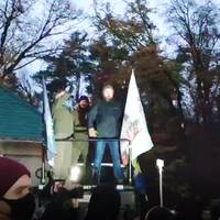 Відео. “Зелю геть! Зелю геть!” Протестувальники під лікарнею у Феофанії попередили Зеленського, що не дадуть йому втекти у Ростов