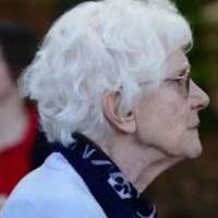 В середині минулого літа я була на дачі, мені щось стало недобре, якраз тоді син з невісткою гостювали. Взяли свою машину і повезли мене в стаціонар, там працювали знайомі дружини мого сина.