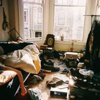 Поїхала вона у вихідний день спеціально, щоб і сина і невістку застати. Яке ж було її здивування, коли пом’ята Свєтка з ранку відкрила їй двері, а з квартири війнуло затхлістю і з порога було видно, щ