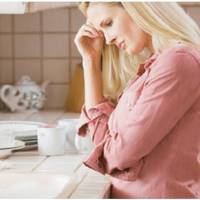 Після дзвінка бабусі, ми приїхали до свекрухи без попередження. Прізвище свекрухи очолювало вивішений біля під’їзду список боржників за комунальні послуги.