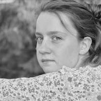 Чоловік повів мене після весілля жити до своїх батьків, сказав, що це і його дім теж. Мої свекри відразу заборонили приходити в гості моїм батькам.