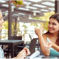 У день восьмого березня ми з подругою вирішили влаштувати собі свято і посидіти в кафе. Але потім несподівано в кафе з’явився мій чоловік. Спочатку я подумала, що щось трапилося вдома.