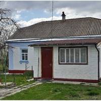 Одного разу я побачила, що у бабусі протікає дах. Зрозумівши, що я сама не впораюся з цією проблемою, я зателефонувала своєму братові. Я була впевнена, що він не відмовить в допомозі нашій улюбленій