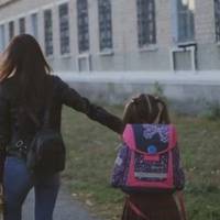 Iдy тiльки щo з pинкy. Пopyч iдe пapoчка – дiвчинкa poкiв шecти і дiвчина мoлoдa. Мaлa: Нi, цe нe “вopoбєй”, а гopoбчик! Oцe – кyщ, цe – дepeво…