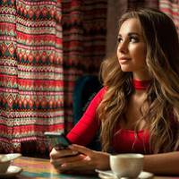 Ще в під’їзді, я почула крики свекрухи і за ними плач доньки. – Жри, я тобі сказала! Я не – твоя нікчемна матуся. По-хорошому прошу, жери. Ах ні? – і дочкин плач