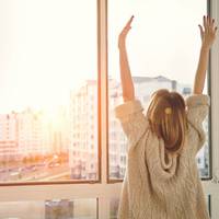 Я прислухалася – у ванній не тільки крики, ще й якась метушня. Я заглянула у ванну і побачила, як дві дорослі жінки, вже бабусі, облиті шампунями і обсипані пральним порошком, вчепилися одна одній у в