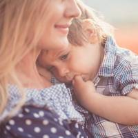 Заміж Галина вискочила швидко, за хлопця, який приїхав на практику в їх село – красивого агронома. Відразу ж було видно, що він ще той ловелас, але їй ніби очі засліпило те кохання, бо перебравши майж