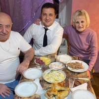 “Кривбас, тато, мама!” Президент Зеленський приїхав у своє рідне місто Кривий Ріг і показав батьків