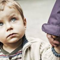 Друг моєї мами поставив її перед вибором: “Вибирай, або я, або твій бешкетник”. На жаль, мама покинула мене, і вибрала чоловіка