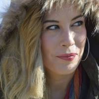 Якось, коли чоловік був у своїх батьків, я зайшла на його сторінку в соціальній мережі. Всіх друзів я там знала, крім однієї жінки.