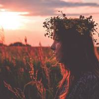 Я тоді якраз дізналася, що моя подруга в селі сидить зовсім без роботи, навіть на харчі не може знайти грошей. Тоді я покликала Марину жити до себе в місто і стала їй шукати роботу, я навіть диван ї