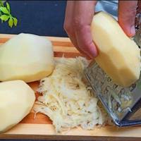 Смачна страва з тертої картоплі за лічені хвилини на сковороді! Дуже простий рецепт на всі випадки життя