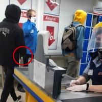 Вчора я заходжу в АТБ… маска, антисептик, все як має бути. Зробила покупки і сталав в чергу на касі, щоб оплатити покупки..