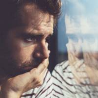 Вперше вона побачила його біля церкви у Франківську. Падав сильний дощ, а він сидів на низькому табуреті під саморобним целофановим навісом і грав на гітарі.