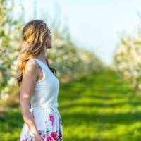 Поїхав на кілька тижнів. Повернувся – на Райці обличчя немає. Зі сльозами на очах вона розповіла про бойового товариша батька, сина його, про те, що посватати її встигли, а не послухатися батька дівчи