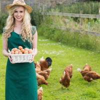 – Мамо, що за красень, звідки він тут завалявся? – запитала вона. Тая знизала плечима. Вона ловила погляди дочки весь вечір. Бачила, як та намагалася нав’язливо спілкуватися з її залицяльником.